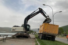 Tatvan Belediyesi İş Makineleri İle Sahil Kıyısını Temizliyor