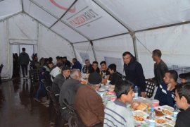 Bitlis Valisi İsmail Ustaoğlu, iftar çadırında vatandaşlarla iftar yaptı
