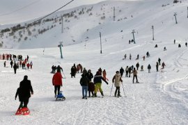 Bitlis’te ‘Meşaleli Kayak Festivali’ Düzenlendi