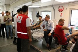 Kaymakam Özçelik, Türk Kızılayı Mobil Kan Bağışı Aracını Ziyaret Etti