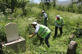Bitlis’te bayram öncesi mezarlıklara bakım çalışmasına başlandı