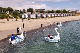 Van Gölü’ne Dikkat Çekmek İçin Su Sporları ve Çevre Temizliği Yaptılar