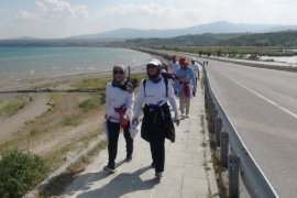 Aktivistler Van Gölü Temizliğine Dikkat Çekmek Amacıyla Sahilde Çöp Topladı