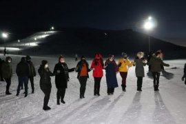 Bitlis Belediyesi, Eksi 20 Derecede Meşaleli Kayak Gösterisi Düzenledi