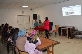 Tatvan’daki Yurtlarda Eğitim Seminerleri Düzenleniyor