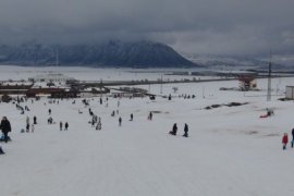 Vatandaşlar Yarıyıl Tatilini Bitlis’teki Kayak Merkezinde Değerlendiriyor