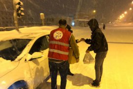 Bitlis’te yolda kalan vatandaşlara AFAD ve Kızılay yardım etti