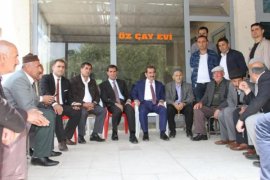 AK Parti Bitlis milletvekili adayları Hizan’da çiçeklerle karşılandı