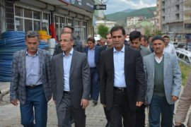 AK Parti Bitlis milletvekili adayları Hizan’da çiçeklerle karşılandı