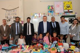 Bitlis Eren Üniversitesi'nden Köy Okullarına Eğitici Materyal Desteği