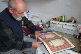 Tatvan’daki Emekli Vatandaş Yıpranan Kuran-I Kerim'lerin Ciltlerini Yeniliyor