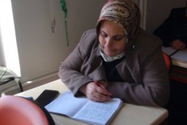 Kadınlar Aile Destek Merkezi’nde Okuma Yazma Öğreniyorlar