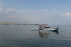Tatvan’da Düzenlenen Tekne Turuna Vatandaşlar İlgi Gösteriyor