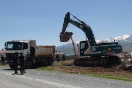 Tatvan’daki harabe 11 bina yıktırıldı