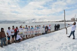 Van Gölü’ne Dikkat Çekmek İsteyen Aktivistler Dondurucu Suda Yüzdü