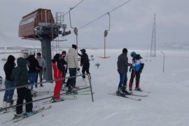 Rahva Bölgesindeki Kayak Merkezine Vatandaşlar İlgi Gösteriyor