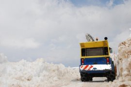 Nemrut’ta 10 metreye ulaşan kar temizleme çabası sürüyor