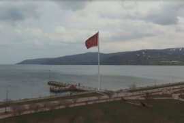 Bölgenin en büyük Türk Bayrağı Tatvan'da dalgalanmaya başladı