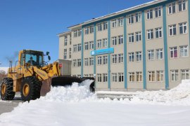 Bitlis’te Okul Bahçeleri Kardan Temizleniyor