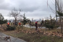 Tatvan'da Park ve Bahçelerde Bahar Temizliği Başladı