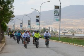 İranlılar Havzanın Güzelliğine Dikkat Çekmek İçin Van Gölü Çevresini Bisikletle Dolaştı