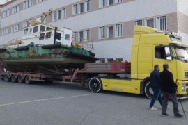 Tatvan’da 25 Ton Ağırlığındaki Tekne Okul Bahçesine Taşındı
