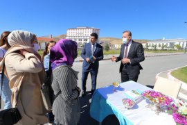 Rektör Elmastaş, Kampüs Girişinde Öğrencileri Karşıladı