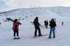 Bitlis’te ‘Meşaleli Kayak Festivali’ Düzenlendi