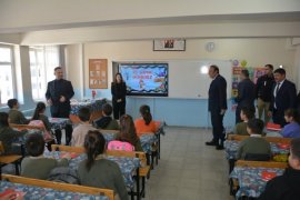 Kaymakam Demirer, Öğrencilerin Karne Sevincine Ortak Oldu