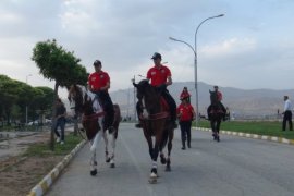 Atlı Polis Birliği Tatvan Sahilinde Devriye Görevi Gerçekleştirdi