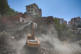 Metruk Binalar Yıkılıyor, Bitlis’in Tarihi Kimliği Yeniden Doğuyor