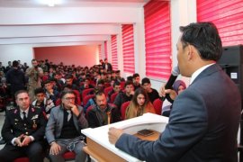 Bitlis’teki öğrenciler için Şehitlik ve Gazilik Konferansı düzenlendi