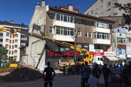 Tatvan’da 4 Katlı Bir Binanın Çökme Tehlikesi Oluştu