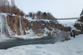 Karda Halay Çekip Donmuş Suda Yüzdüler