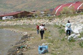 Van Gölü’nün Tatvan Sahilinde Çevre Temizliği Yapıldı