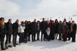 Bitlis Belediyesi kursiyeri için kayak etkinliği düzenlendi