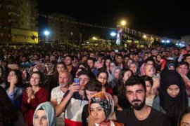 Yeni Türkü Müzik Topluluğu Tatvan’da konser verdi