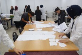 Lise Öğrencileri Öğretmenler İçin Önlük Üretti
