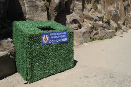 Daha temiz bir Bitlis için çöp konteynerleri suni çimle kaplandı
