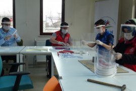 Gönüllü gençler tarafından üretilen siperli maskelerin dağıtımına başlandı