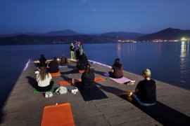 Van Gölü Manzarası ve Dolunay Eşliğinde Yoga
