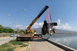 Tatvan sahilinde iş makineleri ile temizlik çalışması başlatıldı