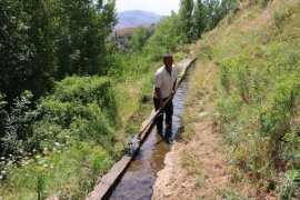 Bitlis Belediyesi, sulama kanalları temizleme çalışması başlattı