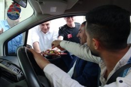 Kaymakam Özkan sürücü ve yolcuları şekerle karşıladı