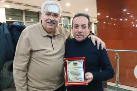 Tatvan’daki 40 Yıllık Esnafa Plaket Verildi