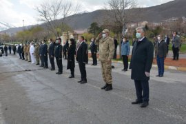 Tatvan’da 150 metrekare büyüklüğünde Türk Bayrağı göndere çekildi