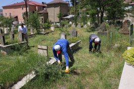 Bitlis Belediyesi Mezarlıkları Temizliyor