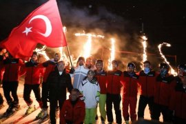 Bitlis'teki ‘Meşaleli Kayak Şenliği’ Renkli Görüntülere Sahne Oldu