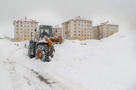 Bitlis Belediyesi 24 saat ara vermeden kar temizliyor