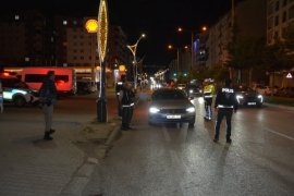 Tatvan’da 100 Polisin Katılımıyla Trafik Denetimi ve Asayiş Uygulaması Yapıldı